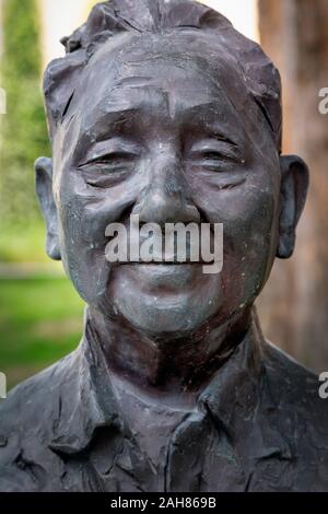 Buste de Deng Xiaoping par sculpteur chinois Li Xiangqun dans les jardins du musée des Civilisations Asiatiques, Singapour. Deng Xiaoping, 1904 - 1997, le chinois po Banque D'Images