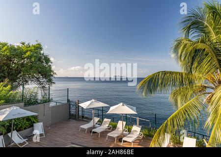 Vue du balcon sur la mer des Caraïbes en Schloelcher, Martinique, France Banque D'Images