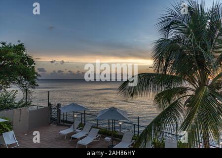 Vue du balcon sur la mer des Caraïbes en Schloelcher, Martinique, France Banque D'Images