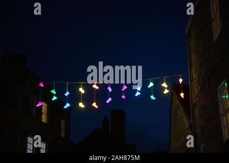 Chaussures lumineuses suspendues au-dessus de Old Bailey à Durham au cours de la lumiere Festival, 2019 Banque D'Images