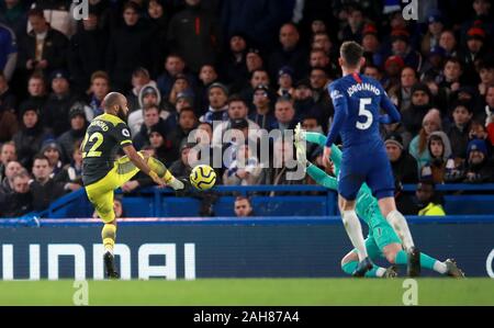 Southampton Nathan Redmond (à gauche) marque son deuxième but de côtés du jeu pendant la Premier League match à Stamford Bridge, Londres. Banque D'Images