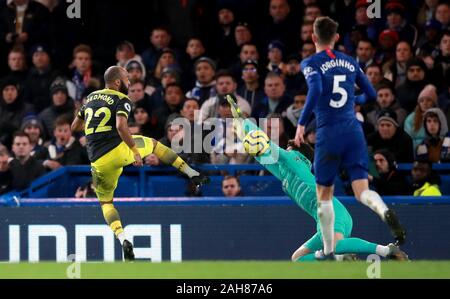 Southampton Nathan Redmond (à gauche) marque son deuxième but de côtés du jeu pendant la Premier League match à Stamford Bridge, Londres. Banque D'Images