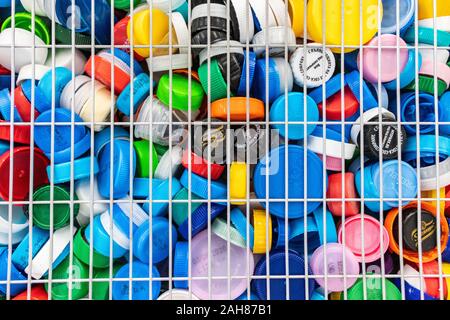 Les gens recueillir des bouchons de bouteilles en plastique pour l'échange pour l'équipement médical Bulgarie Varna 26.12.2019 Banque D'Images