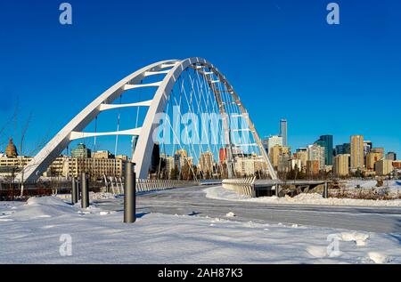 Belle vue hivernale du Walterdale suspension bridge et le centre-ville d'Edmonton. Banque D'Images