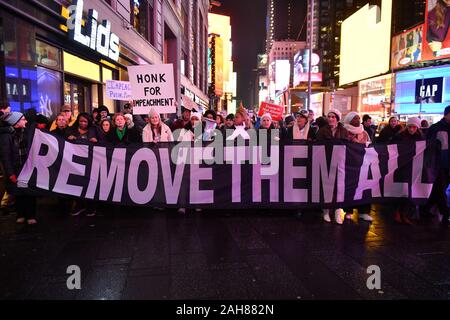 La Coalition de New York pour attaquer et éliminer inscrivez-vous manifestation nationale pour exiger la fin de la présidence de Donald Trump sur 17 Décembre 2019 dans T Banque D'Images