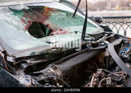 Pare-brise de voiture cassée après un accident avec des traces de sang et de l'airbag. Banque D'Images