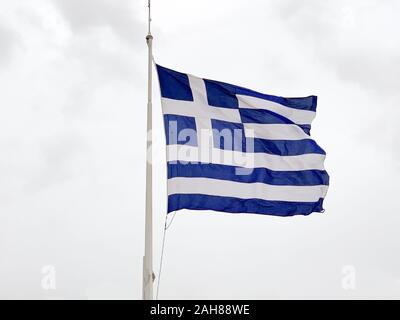 Le drapeau national de la Grèce est en forme sur un mât dans le vent. Appelé aussi le bleu ciel et blanc. Morceau de tissu et une bannière, utilisé comme symbole patriotique. Banque D'Images