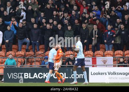 Blackpool, Royaume-Uni. Dec 26, 2019. BLACKPOOL, ANGLETERRE - 26 décembre Sam Finley de Accrington Stanley d'affrontements avec la Jordanie Thompson de Blackpool FC pendant le ciel parier Ligue 1 match entre Blackpool et Accrington Stanley à Bloomfield Road, Blackpool le jeudi 26 décembre 2019. (Crédit : Tim Markland | MI News) photographie peut uniquement être utilisé pour les journaux et/ou magazines fins éditoriales, licence requise pour l'usage commercial Crédit : MI News & Sport /Alamy Live News Banque D'Images