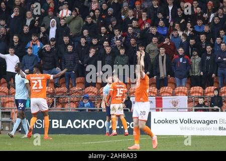 Blackpool, Royaume-Uni. Dec 26, 2019. BLACKPOOL, ANGLETERRE - 26 décembre Sam Finley de Accrington Stanley d'affrontements avec la Jordanie Thompson de Blackpool FC pendant le ciel parier Ligue 1 match entre Blackpool et Accrington Stanley à Bloomfield Road, Blackpool le jeudi 26 décembre 2019. (Crédit : Tim Markland | MI News) photographie peut uniquement être utilisé pour les journaux et/ou magazines fins éditoriales, licence requise pour l'usage commercial Crédit : MI News & Sport /Alamy Live News Banque D'Images