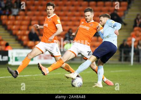 Blackpool, Royaume-Uni 26 Déc 2019.. BLACKPOOL, ANGLETERRE - 26 décembre Jordan Clark de Accrington Stanley tente un tir pendant la Sky Bet League 1 match entre Blackpool et Accrington Stanley à Bloomfield Road, Blackpool le jeudi 26 décembre 2019. (Crédit : Tim Markland | MI News) photographie peut uniquement être utilisé pour les journaux et/ou magazines fins éditoriales, licence requise pour l'usage commercial Crédit : MI News & Sport /Alamy Live News Banque D'Images