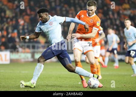 Blackpool, Royaume-Uni 26 Déc 2019.. BLACKPOOL, ANGLETERRE - 26 décembre Offrande Zanzala de Accrington Stanley batailles pour possession avec Oliver Turton de Blackpool FC pendant le ciel parier Ligue 1 match entre Blackpool et Accrington Stanley à Bloomfield Road, Blackpool le jeudi 26 décembre 2019. (Crédit : Tim Markland | MI News) photographie peut uniquement être utilisé pour les journaux et/ou magazines fins éditoriales, licence requise pour l'usage commercial Crédit : MI News & Sport /Alamy Live News Banque D'Images