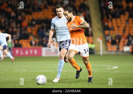 Blackpool, Royaume-Uni 26 Déc 2019.. BLACKPOOL, ANGLETERRE - 26 décembre Curtis inclinaison de Blackpool FC batailles pour possession avec Callum Johnson de Accrington Stanley au cours de la Sky Bet League 1 match entre Blackpool et Accrington Stanley à Bloomfield Road, Blackpool le jeudi 26 décembre 2019. (Crédit : Tim Markland | MI News) photographie peut uniquement être utilisé pour les journaux et/ou magazines fins éditoriales, licence requise pour l'usage commercial Crédit : MI News & Sport /Alamy Live News Banque D'Images