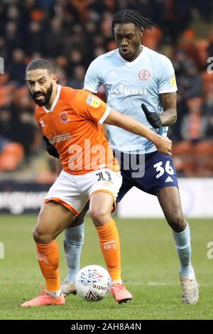 Blackpool, Royaume-Uni. Dec 26, 2019. BLACKPOOL, ANGLETERRE - 26 décembre Liam Feeney de Blackpool FC batailles pour possession avec Jérôme Opoku de Accrington Stanley au cours de la Sky Bet League 1 match entre Blackpool et Accrington Stanley à Bloomfield Road, Blackpool le jeudi 26 décembre 2019. (Crédit : Tim Markland | MI News) photographie peut uniquement être utilisé pour les journaux et/ou magazines fins éditoriales, licence requise pour l'usage commercial Crédit : MI News & Sport /Alamy Live News Banque D'Images