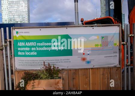 Billboard travaillant sur l'entreposage à froid et à chaud l'ABN AMRO Bank Édifice du siège social à Gustav Mahlerplein Amsterdam The Netherlands 2019 Banque D'Images