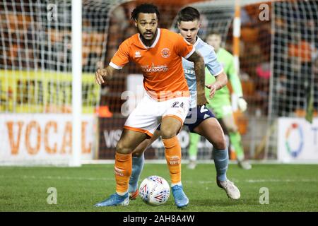 Blackpool, Royaume-Uni 26 Déc 2019.. BLACKPOOL, ANGLETERRE - 26 décembre Joe Lapin de Blackpool FC batailles pour possession avec Callum Johnson de Accrington Stanley au cours de la Sky Bet League 1 match entre Blackpool et Accrington Stanley à Bloomfield Road, Blackpool le jeudi 26 décembre 2019. (Crédit : Tim Markland | MI News) photographie peut uniquement être utilisé pour les journaux et/ou magazines fins éditoriales, licence requise pour l'usage commercial Crédit : MI News & Sport /Alamy Live News Banque D'Images