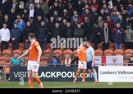 Blackpool, Royaume-Uni 26 Déc 2019.. BLACKPOOL, ANGLETERRE - 26 décembre Sam Finley de Accrington Stanley d'affrontements avec la Jordanie Thompson de Blackpool FC pendant le ciel parier Ligue 1 match entre Blackpool et Accrington Stanley à Bloomfield Road, Blackpool le jeudi 26 décembre 2019. (Crédit : Tim Markland | MI News) photographie peut uniquement être utilisé pour les journaux et/ou magazines fins éditoriales, licence requise pour l'usage commercial Crédit : MI News & Sport /Alamy Live News Banque D'Images