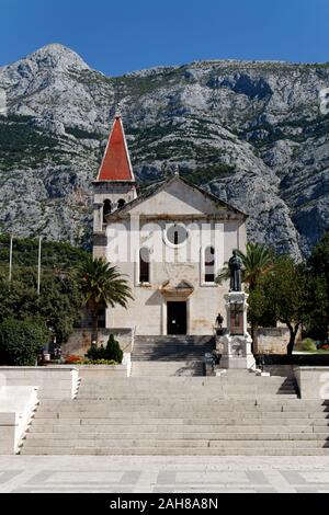 La Cathédrale de St Marc et statue du Frère Andrija Kacic Miosic à place principale de Makarska, Dalmatie, Croatie Banque D'Images