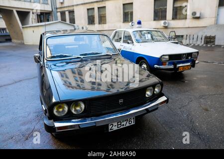 Bucarest, Roumanie - 22 décembre 2019 : roumain Dacia voitures, une noire utilisée par l'ancien parti communiste et de la Securitate l'un utilisé par l'ex-Milice (pol Banque D'Images