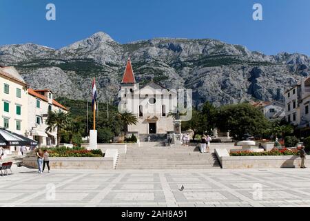 La Cathédrale de St Marc et statue du Frère Andrija Kacic Miosic à place principale de Makarska, Dalmatie, Croatie Banque D'Images