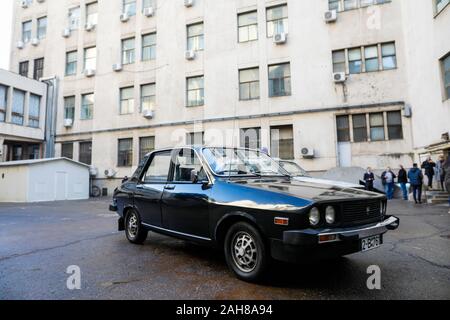 Bucarest, Roumanie - 22 décembre 2019 : roumain Dacia voitures, une noire utilisée par l'ancien parti communiste et de la Securitate l'un utilisé par l'ex-Milice (pol Banque D'Images
