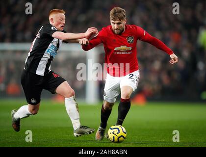 Newcastle United's Matthieu Longstaff (à gauche) et Manchester United, Luke Shaw bataille pour la balle au cours de la Premier League match à Old Trafford, Manchester. Banque D'Images