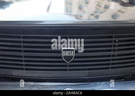 Bucarest, Roumanie - 22 décembre 2019 : Ancien logo voiture Dacia roumaine de la Roumanie communiste. Banque D'Images