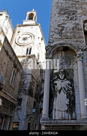 Statue sur la façade de maison par portail en fer forgé, Tour de l'horloge, Split, Croatie Banque D'Images