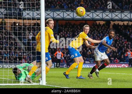 Glasgow, Royaume-Uni.. 26 décembre 2019. Rangers FC joué leur match de championnat contre le Boxing Day Kilmarnock FC à leur terre d'accueil, stade Ibrox Govan, Glasgow. Bien que les Rangers ont seulement remporté l'un de leurs cinq dernières réunions de la ligue avec Kilmarnock à Ibrox, 1 à 0 en mai 2018, ils ont enregistré un 5 - 0 Accueil gagner sur Kilmarnock dans les Scottish Cup en février 2019 Le jeu terminé avec un 1 - 0 victoire pour les Rangers et le but est marqué par Alfredo Morelos, introduit le comme un substitut au second semestre. . Credit : Findlay / Alamy News Banque D'Images