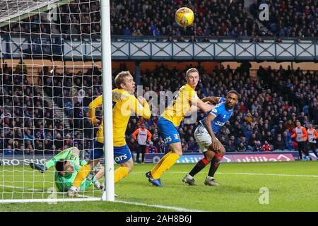 Glasgow, Royaume-Uni.. 26 décembre 2019. Rangers FC joué leur match de championnat contre le Boxing Day Kilmarnock FC à leur terre d'accueil, stade Ibrox Govan, Glasgow. Bien que les Rangers ont seulement remporté l'un de leurs cinq dernières réunions de la ligue avec Kilmarnock à Ibrox, 1 à 0 en mai 2018, ils ont enregistré un 5 - 0 Accueil gagner sur Kilmarnock dans les Scottish Cup en février 2019 Le jeu terminé avec un 1 - 0 victoire pour les Rangers et le but est marqué par Alfredo Morelos, introduit le comme un substitut au second semestre. . Credit : Findlay / Alamy News Banque D'Images