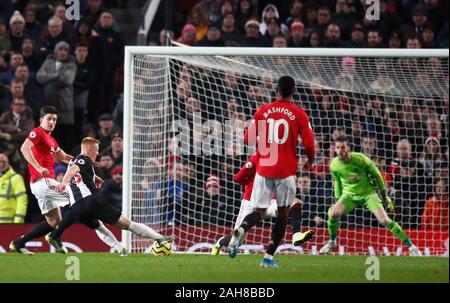 Newcastle United's Matthieu Longstaff (deuxième à gauche) marque son premier but de côtés du jeu pendant la Premier League match à Old Trafford, Manchester. Banque D'Images