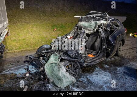 Magdala, Allemagne. Dec 26, 2019. Un accident de voiture après un accident est lourdement endommagé sur l'autoroute fédérale 4. Une personne avec un siège avait frappé un camion à très grande vitesse pour des raisons encore inconnues. Un médecin d'urgence ne peut que déterminer la mort pour le conducteur qui a été coincé dans la position la plus lourde. Credit : Johannes Krey/Jkfotografie & T/dpa/Alamy Live News Banque D'Images