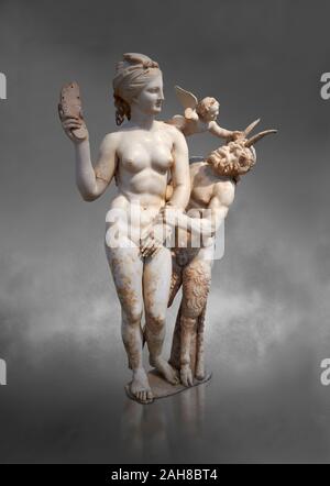 Hellenstic groupe statue en marbre d'Aphrodite (Vénus) avec Pan et Eros, vers 100 avant J.-C., Poseidonaistai Beryttos de maison de Délos, Athènes, Archa National Banque D'Images