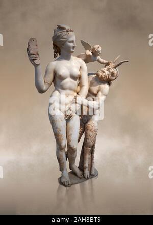 Hellenstic groupe statue en marbre d'Aphrodite (Vénus) avec Pan et Eros, vers 100 avant J.-C., Poseidonaistai Beryttos de maison de Délos, Athènes, Archa National Banque D'Images