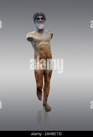 Ancienne statue grecque archaïque en bronze de Poséidon, qui se trouve dans l'ancien port d'Plataiai Livadostra, golfe d'Athènes, Musée Archéologique National. Cat Banque D'Images