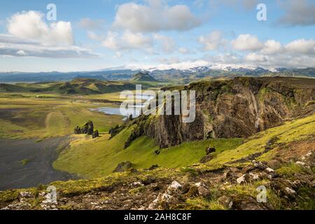 Vue à grand angle d'un paysage islandais du sud, avec une chaîne de montagnes au premier plan, des plaines et des glaciers éloignés Banque D'Images