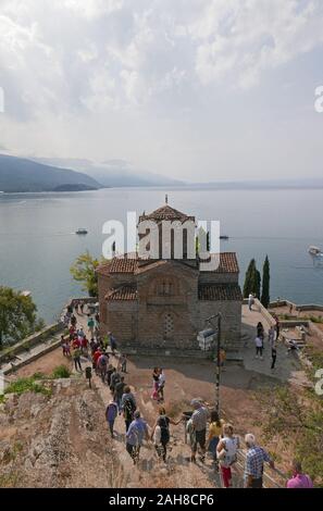 OHRID, Macédoine DU NORD - 7 septembre 2019 : personnes visitent le Saint John à Kaneo église orthodoxe sur la falaise sur la plage donnant sur le lac d'Ohrid Kaneo Banque D'Images