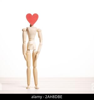 Dating Valentine card. Mannequin en bois avec tête en forme de coeur rouge. Concept d'amour. Copy space Banque D'Images