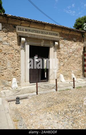 À l'extérieur de porte sur la rue Real Monasterio de San Jerónimo de Granada à Grenade, Espagne ; entrée dans cour extérieure du monastère. Banque D'Images