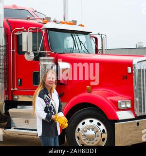 Femme Chauffeur de camion de mettre ses gants Banque D'Images
