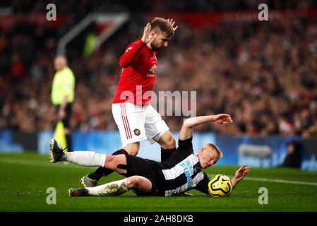 Manchester United, Luke Shaw (à gauche) et Newcastle United's Matthieu Longstaff bataille pour la balle au cours de la Premier League match à Old Trafford, Manchester. Banque D'Images