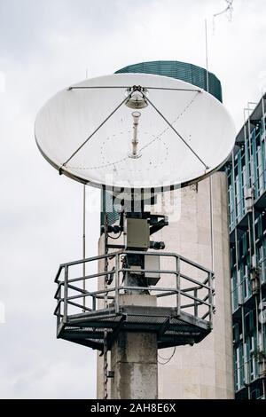 Antenne parabolique sur l'arrière-plan du bâtiment Banque D'Images