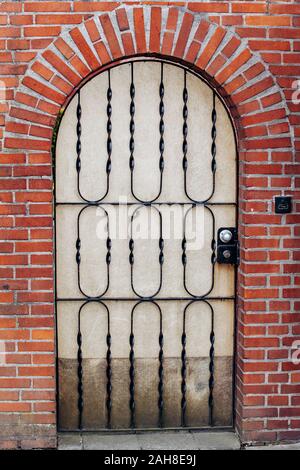 Vieilles portes cintrées avec des barres en fer forgé Banque D'Images