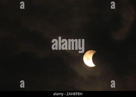 Kolkata, Inde. Dec 26, 2019. Prévisions d'un ciel nuageux et la pluie a mis sur la ville d'une préparation à l'témoin l'éclipse solaire partielle le jeudi matin. L'éclipse solaire annulaire observée comme éclipse solaire partielle avec les nuages ciel couvert à Kolkata. (Photo par Shomindro Dutta/Pacific Press) Credit : Pacific Press Agency/Alamy Live News Banque D'Images