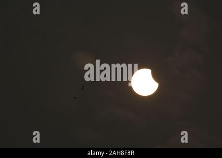 Kolkata, Inde. Dec 26, 2019. Prévisions d'un ciel nuageux et la pluie a mis sur la ville d'une préparation à l'témoin l'éclipse solaire partielle le jeudi matin. L'éclipse solaire annulaire observée comme éclipse solaire partielle avec les nuages ciel couvert à Kolkata. (Photo par Shomindro Dutta/Pacific Press) Credit : Pacific Press Agency/Alamy Live News Banque D'Images