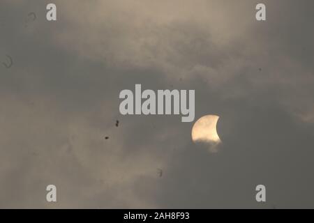 Kolkata, Inde. Dec 26, 2019. Prévisions d'un ciel nuageux et la pluie a mis sur la ville d'une préparation à l'témoin l'éclipse solaire partielle le jeudi matin. L'éclipse solaire annulaire observée comme éclipse solaire partielle avec les nuages ciel couvert à Kolkata. (Photo par Shomindro Dutta/Pacific Press) Credit : Pacific Press Agency/Alamy Live News Banque D'Images