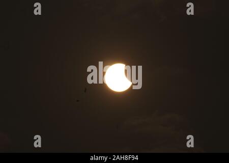 Kolkata, Inde. Dec 26, 2019. Prévisions d'un ciel nuageux et la pluie a mis sur la ville d'une préparation à l'témoin l'éclipse solaire partielle le jeudi matin. L'éclipse solaire annulaire observée comme éclipse solaire partielle avec les nuages ciel couvert à Kolkata. (Photo par Shomindro Dutta/Pacific Press) Credit : Pacific Press Agency/Alamy Live News Banque D'Images