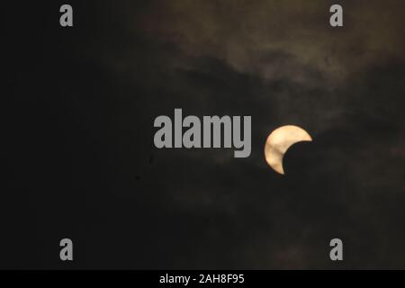 Kolkata, Inde. Dec 26, 2019. Prévisions d'un ciel nuageux et la pluie a mis sur la ville d'une préparation à l'témoin l'éclipse solaire partielle le jeudi matin. L'éclipse solaire annulaire observée comme éclipse solaire partielle avec les nuages ciel couvert à Kolkata. (Photo par Shomindro Dutta/Pacific Press) Credit : Pacific Press Agency/Alamy Live News Banque D'Images