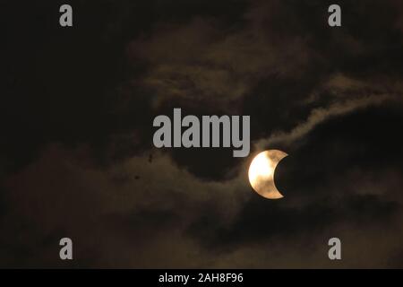 Kolkata, Inde. Dec 26, 2019. Prévisions d'un ciel nuageux et la pluie a mis sur la ville d'une préparation à l'témoin l'éclipse solaire partielle le jeudi matin. L'éclipse solaire annulaire observée comme éclipse solaire partielle avec les nuages ciel couvert à Kolkata. (Photo par Shomindro Dutta/Pacific Press) Credit : Pacific Press Agency/Alamy Live News Banque D'Images