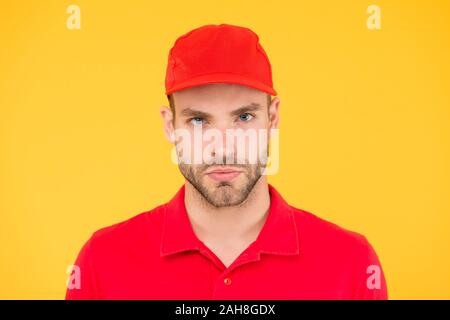 Caissier de l'occupation. Employé de magasin d'embauche. Beau mec uniforme de caissier. Restaurant Café le personnel voulaient. Le service de l'homme cap rouge. Shop assistant. Livraison de commande de l'alimentation l'homme. Caissier de supermarché. Banque D'Images