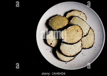 Vue de dessus du sucre blanc noir avec les cookies sur une plaque Banque D'Images